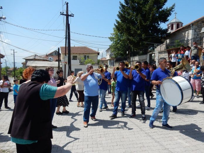 Trubaci Orahovac Kolo ispred crkve (4)