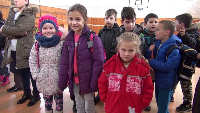 Srbi-iz-Svajcarske-podelili-deci-novogodisnje-paketice-u-Gorazdevcu