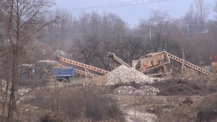 Separacija peska na Bistrici (Foto: Radio Goraždevac) Separacija peska na Bistrici (Foto: Radio Goraždevac)