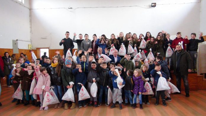 Milorad Arlov urucio paketice deci u Metohiji