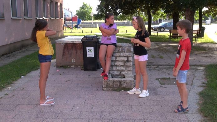 Deca ispred škole u Osojanu (Radio Goraždevac)