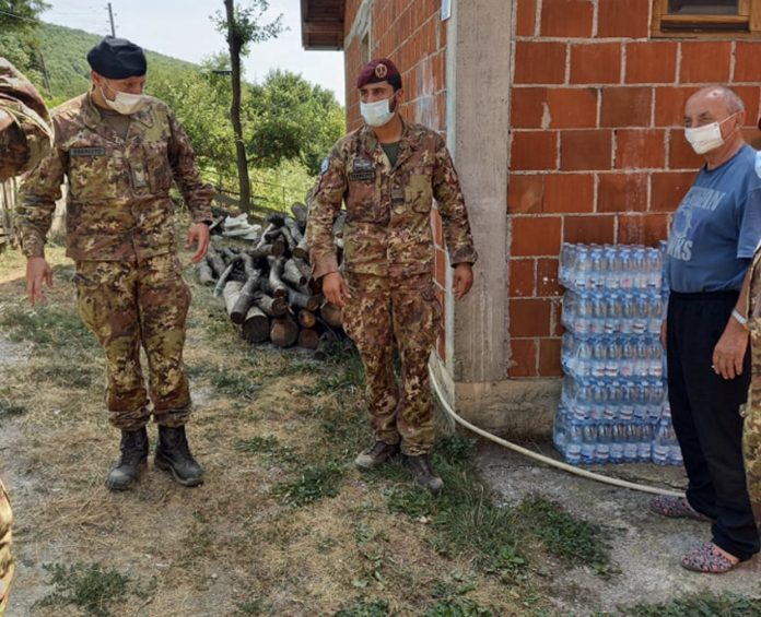 IMG-3185 Kfor dopremio vodu za piće u Ljevoši