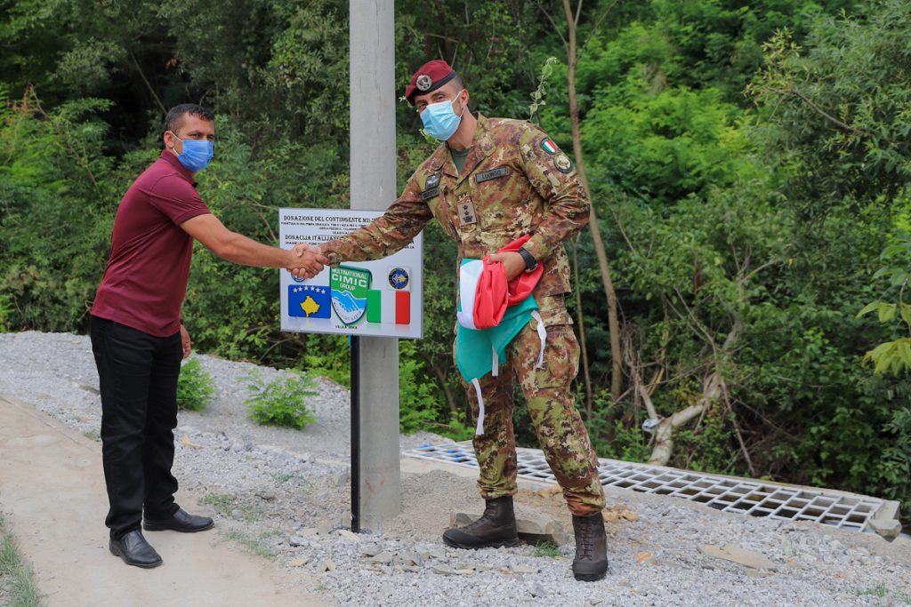 KFOR donirao pumpu za vodosnabdevanje sela Velika Hoča 3 Missione KFOR RCW DONAZIONE CIMIC POMPA IDRICA AL VILLAGGIO DI VELIKA OCHA 2