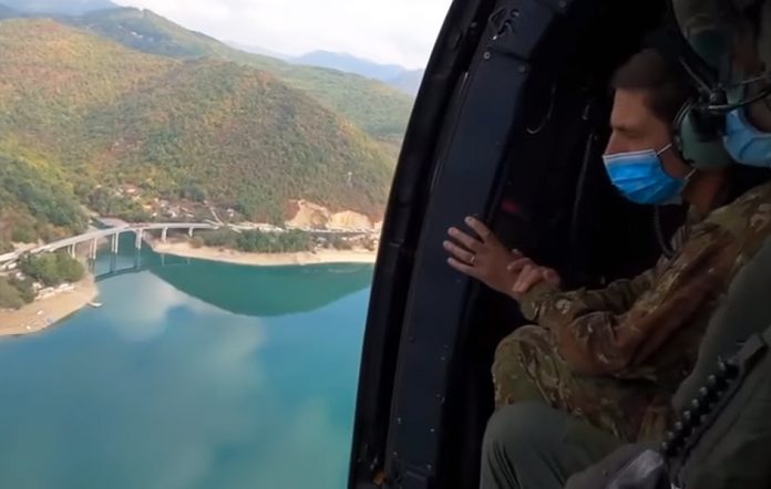 General Franko Feredriči u helikopteru Kfor-a iznad Gazivoda (Foto print. skrn Fejsbuk Kosovo Force - Kfor)