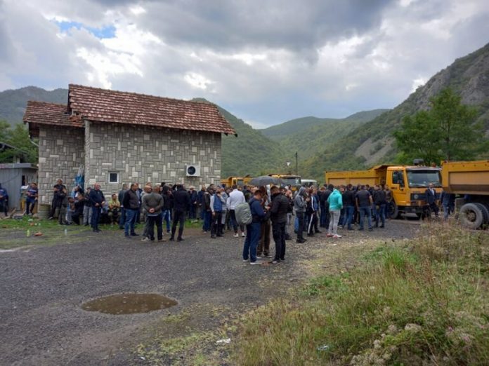 Građani na Jarinju (Foto: Kossev)