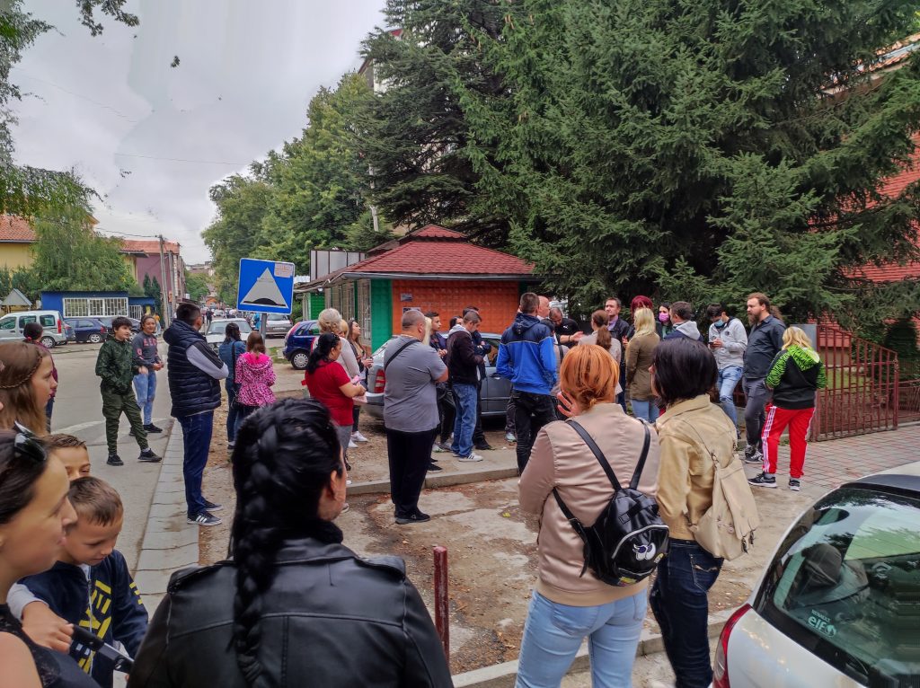 Kosovska Mitrovica: Protest nezadovoljnih roditelja ispred OŠ “Branko Radičević” 1 IMG 20210920 090738 1024x766 2