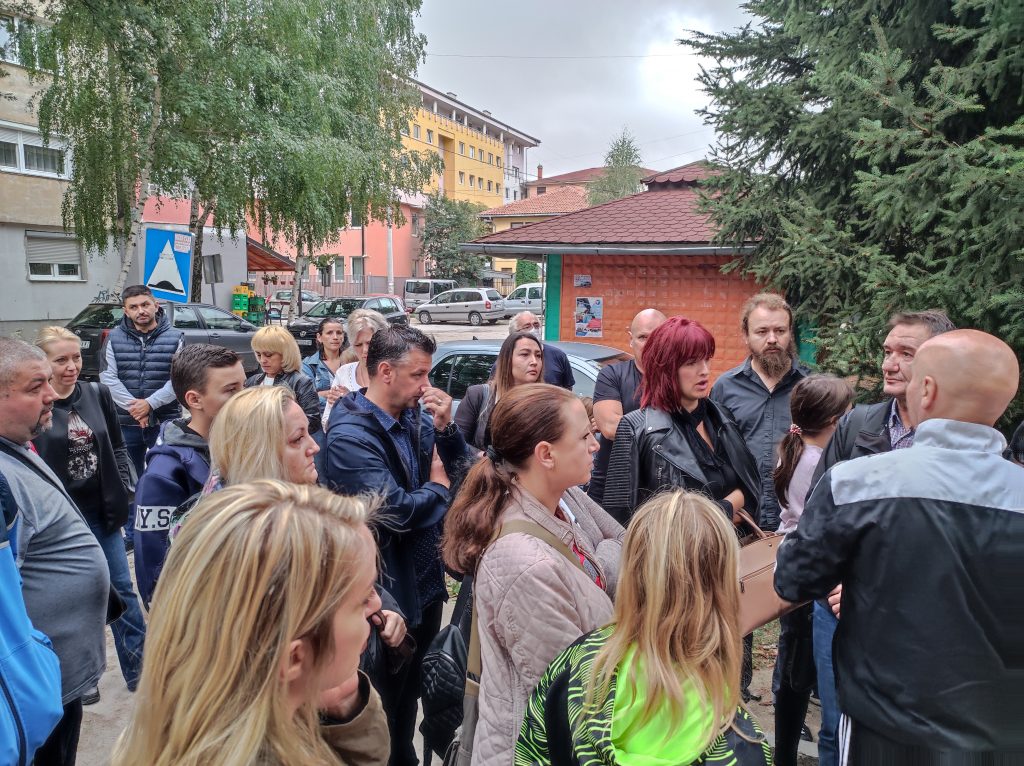 Kosovska Mitrovica: Protest nezadovoljnih roditelja ispred OŠ “Branko Radičević” 2 IMG 20210920 091305 1024x766 2