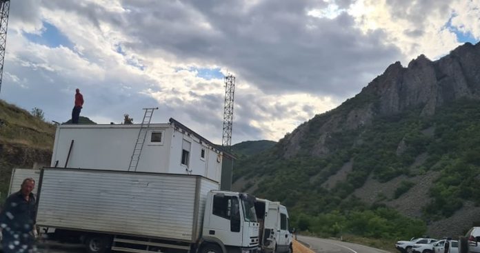 Postavljanje kontejnera na Jarinju (Foto: Kossev)