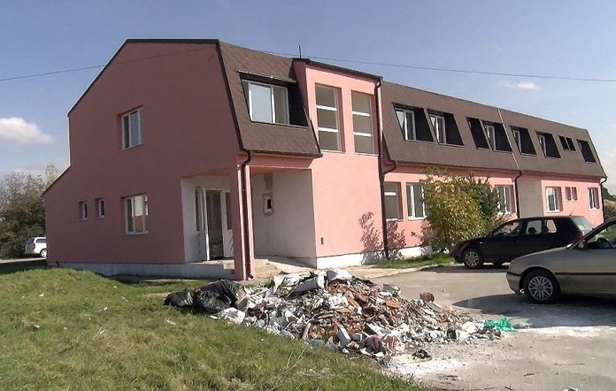 Zgrada u Ugljaru namenjena Domu zdravlja, opštini i pošti (Foto Kim)