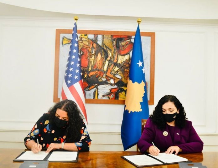 Kosovska predsednica Vjosa Osmani i direktorka USAID-a na Kosovu Zejna Salahi (Foto: Info služba kosovske predsednice)