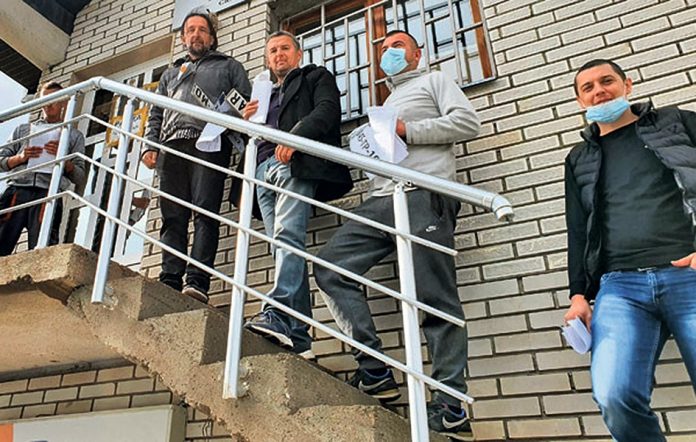 U redu za stiker ispred registracionog centra u Lapljem Selu (Foto: Privatna arhiva)