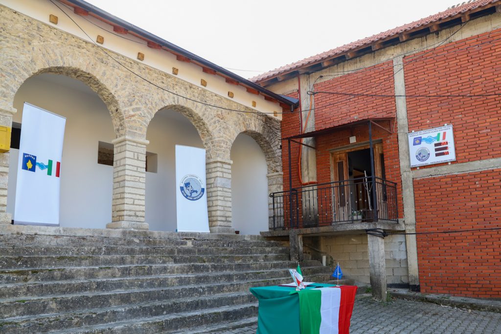 Donacija KFOR-a: Rekonstruisan krov Omladinskog centra u Velikoj Hoči 3 donazione Velika Hoca 1