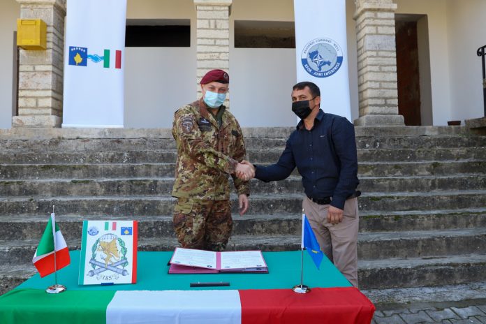 Andrea Bertako i Miroslav na primopredaji donacije (Foto: Italijanski KFOR)Lukić