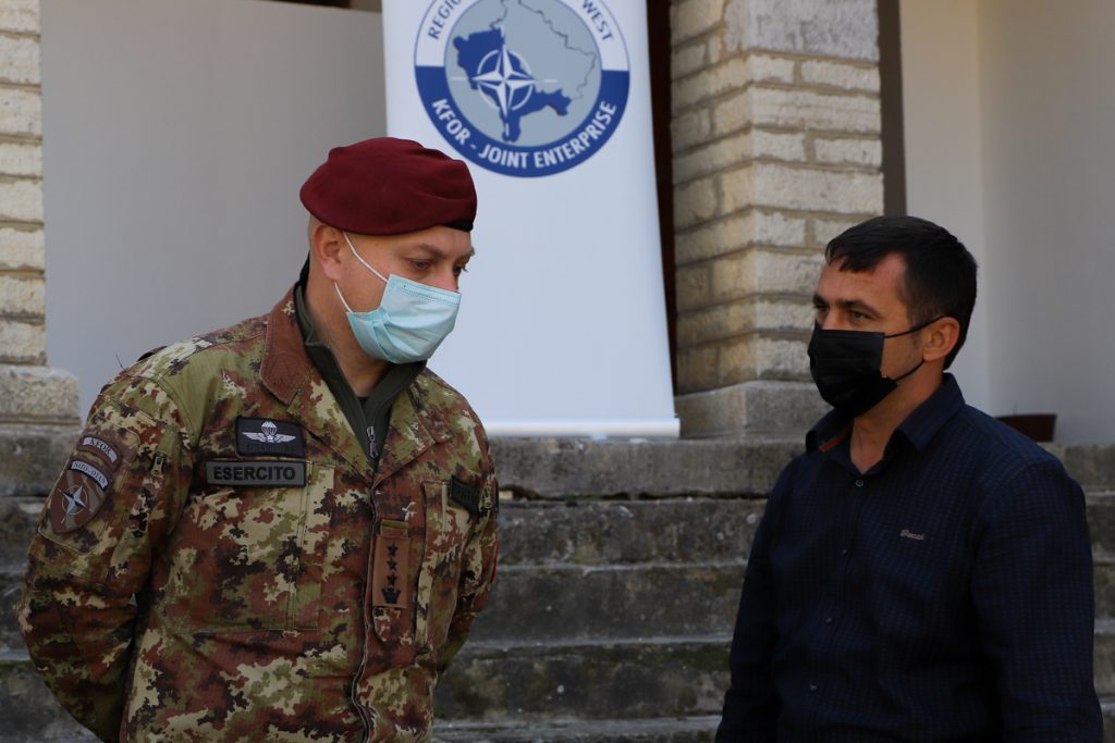 Donacija KFOR-a: Rekonstruisan krov Omladinskog centra u Velikoj Hoči 2 donazione Velika Hoca 3