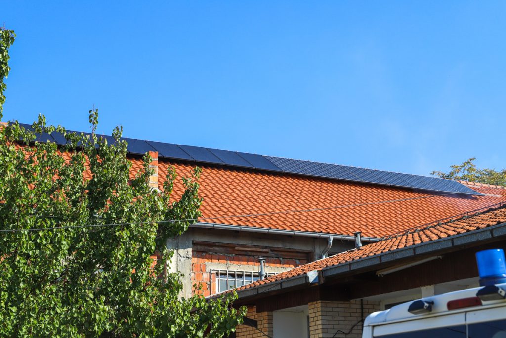 Donacija KFOR-a: Rekonstruisan krov Omladinskog centra u Velikoj Hoči 1 donazione Velika Hoca 4