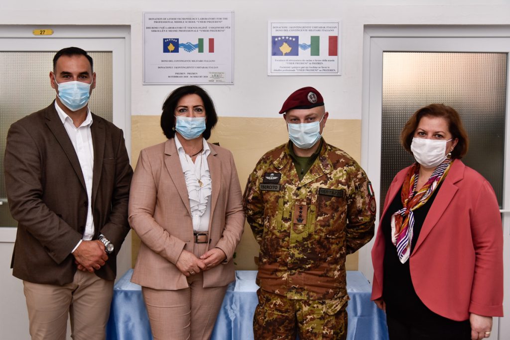 Donacija KFOR-a: Rekonstruisan krov Omladinskog centra u Velikoj Hoči 4 donazione a Prizren