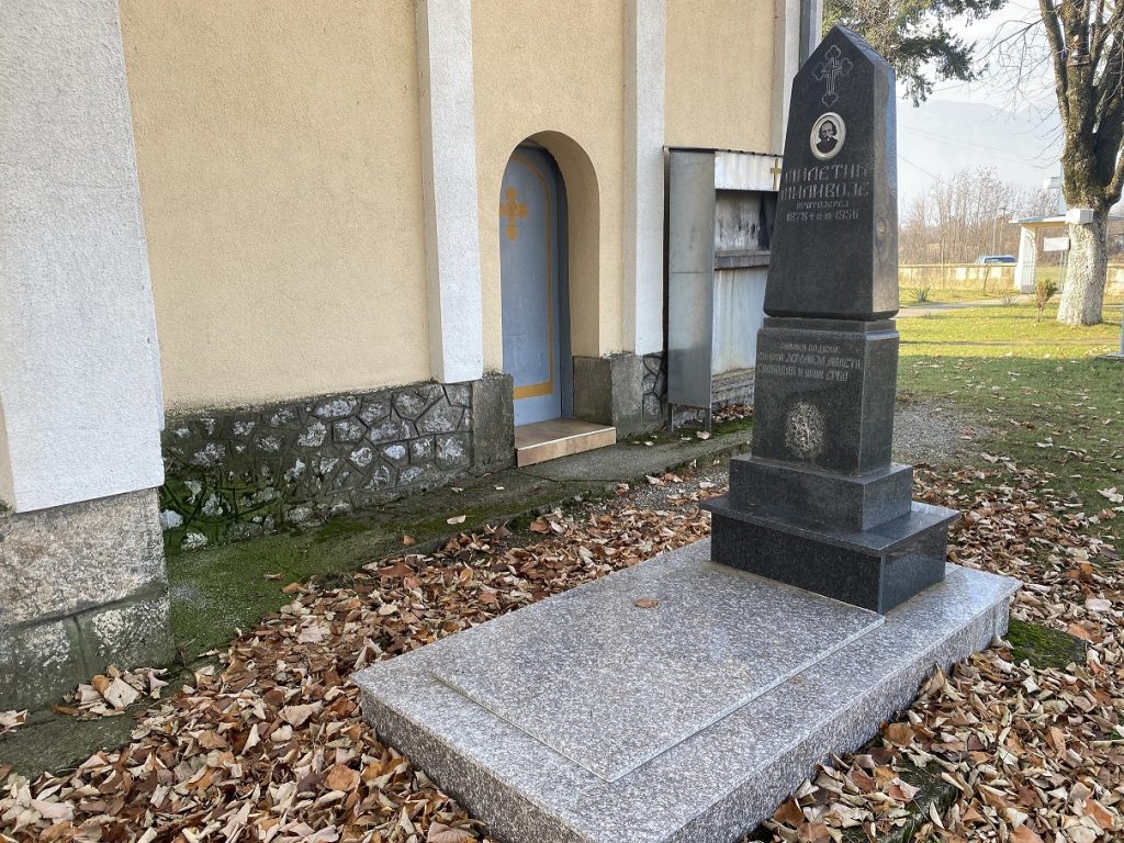 Bista čuvenom svešteniku Milivoju Miletiću čeka svoj postament u Goraždevcu 1 IMG 4045
