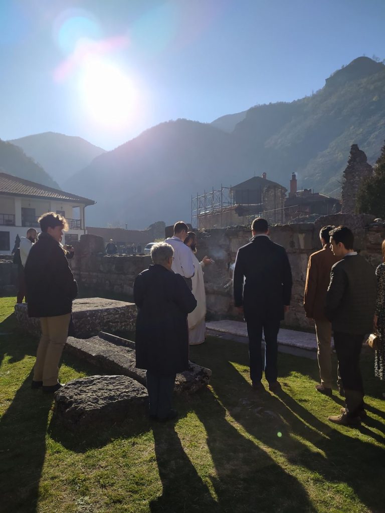 U Svetim Arhangelima svečano obeležen Sabor svetog Arhangela Mihajla 1 Pomen na grobu Cara Dusana Foto Radio Gorazdevac