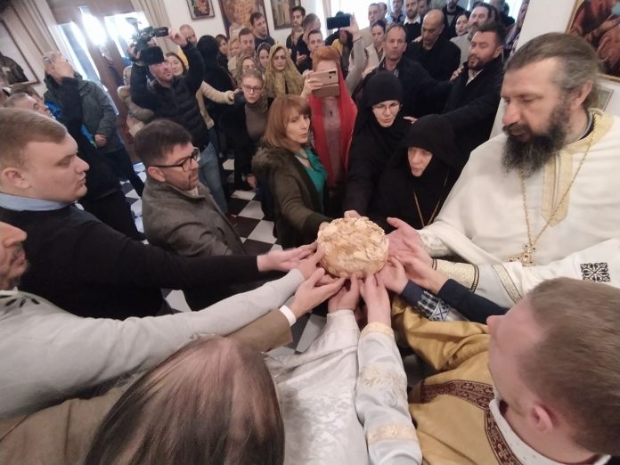 Rezanje slavskog kolača u Svetim Arhangelima (Foto: Radio Goraždevac)