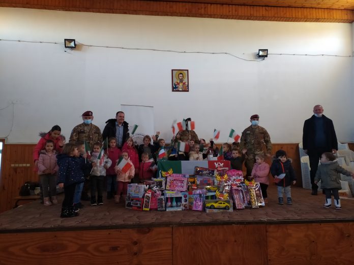 Dodela poklona deci (Foto: Radio Goraždevac)