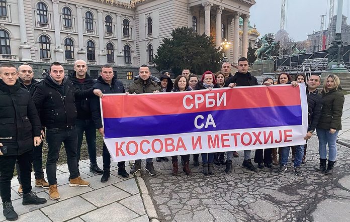 Grupa Srba sa Kosova ispred Predsedništva Srbije (Foto: Danilo Gudžić)