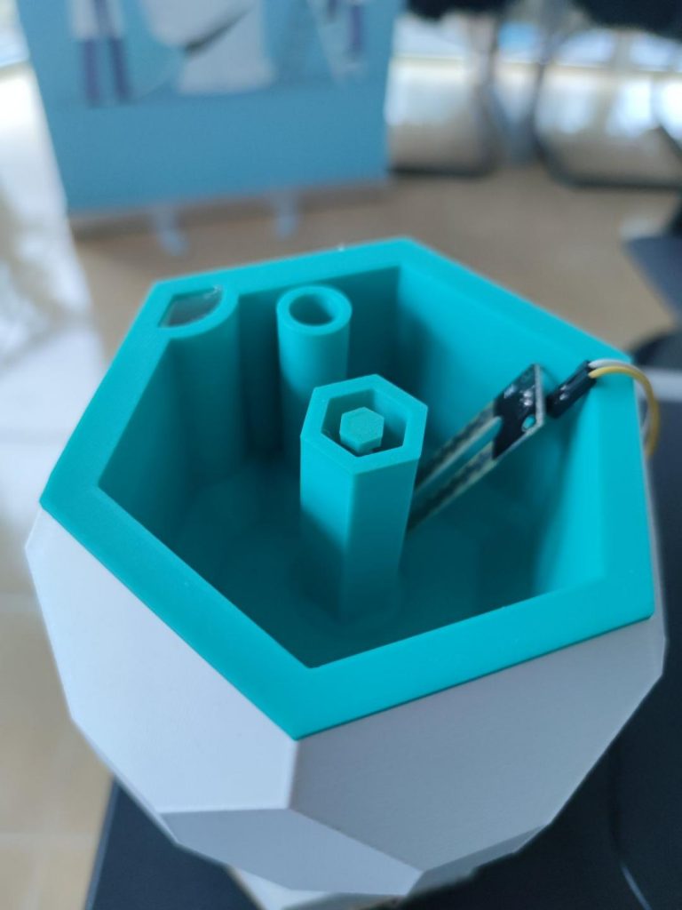 Gimnazijalci – tvorci “pametne” saksije: Čuvamo inovativni duh 2 thumbnail 3 3 768x1024 1