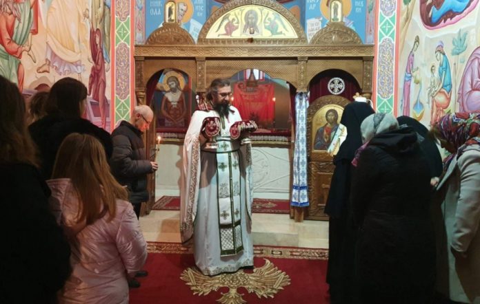Arhimandrit Mihailo na liturgiji u manastiru Svetog Dimitrija u Sušici (Foto: Kim)