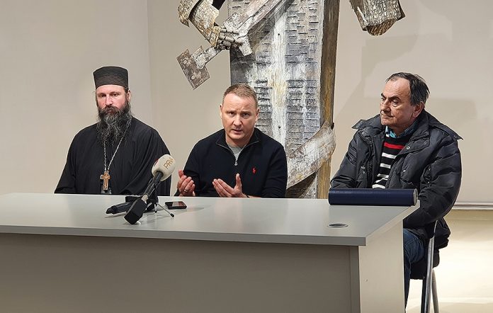Otac Ilarion, pukovnik Knut Flovik Toresen i Novica Sovrlić (Foto: Kim)