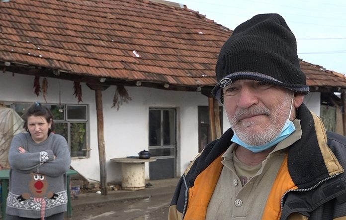 Zoran Đorđević i njegova ćerka Maja Maksimović ispred trošne kuće u Gračanici