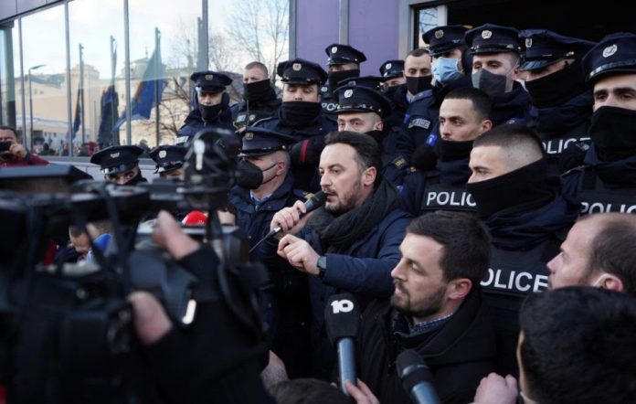 Dardan Molićaj na jučerašnjem protestu (Foto: Kosova Press)