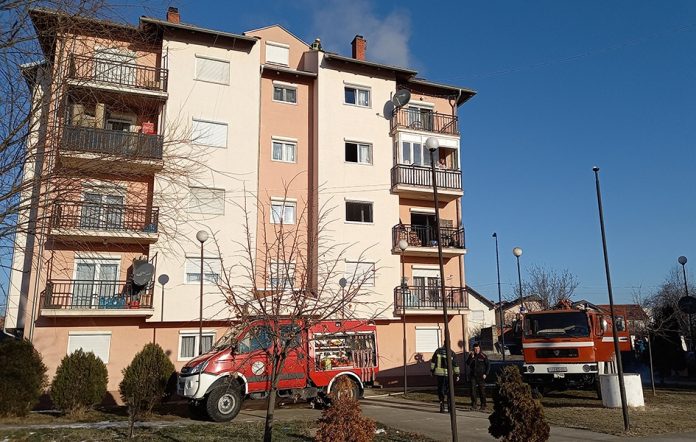 Požar na krovu zgrade u Lapljem Selu (Foto: Kim)