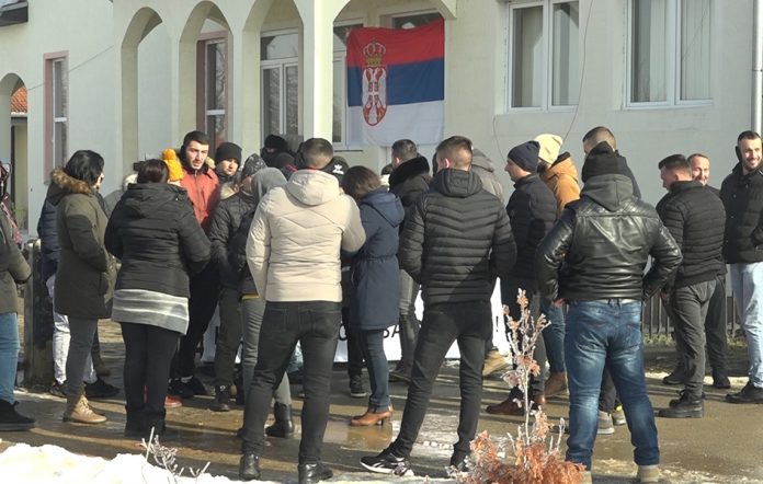 Protest ispred zgrade PO opštine Vitina (Foto: Kim)