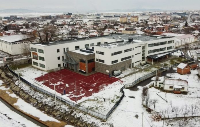 Zgrada novog Srednjoškolskog centra u Lapljem Selu (Foto Glas Amerike)