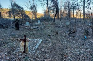 Očišćeno pravoslavno groblje u Dečanima 2 3