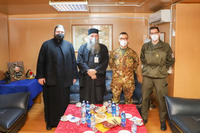 Sastanak konandatna italijanskog KFOR-a i Vladike Andreja (Foto KFOR)