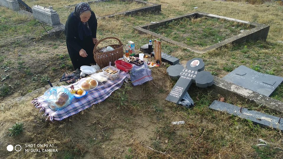Danas su zadušnice, na mnogim grobljima na Kosovu pravoslavni spomenici i dalje polomljeni 1 Zadusnice Orahovac