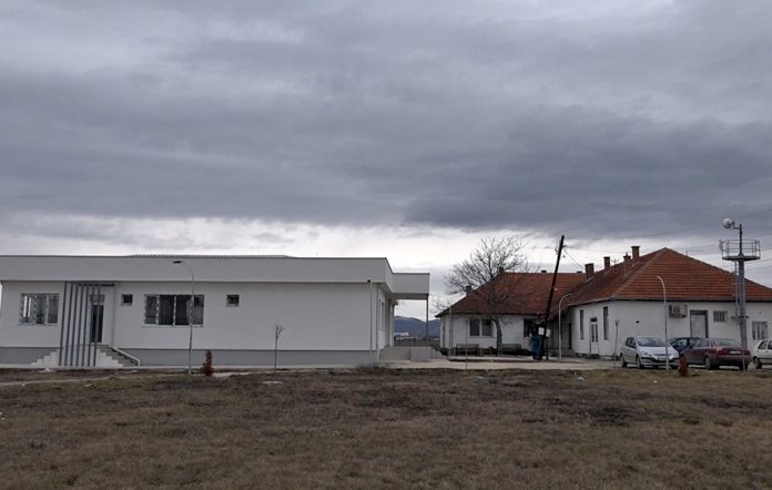Nova i stara školska zgrada u Suvom Dolu