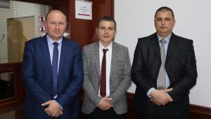 Još uvek nije izabran zamenik gradonačelnika opštine Prizren 1 Odbornici skupstine opstine Prizren iz redova Bosnjackih politickih partija Merdzan Osmani NDS Admir Aljilji SDU I Sead Arifi koalicija VAKAT