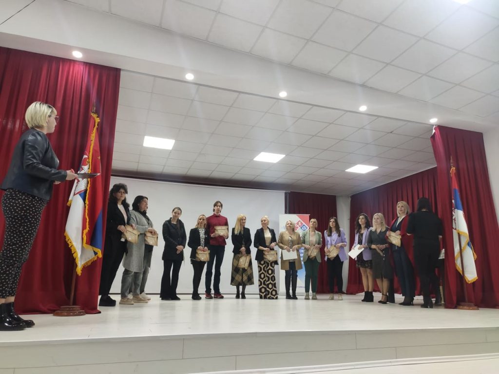 Danica Dančetović, Elena Popović i Ana Mihajlović pobednice okružne smotre recitatora 4 QGgdmIqe nuqIxqq 35973 Okruzno2