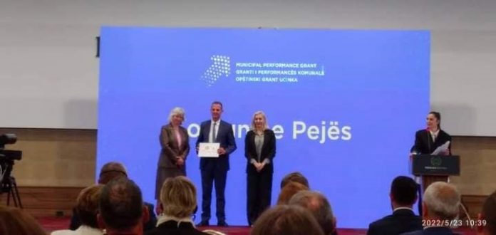 Dodela nagrada za opštinski učinak (Foto: Radio Peja)