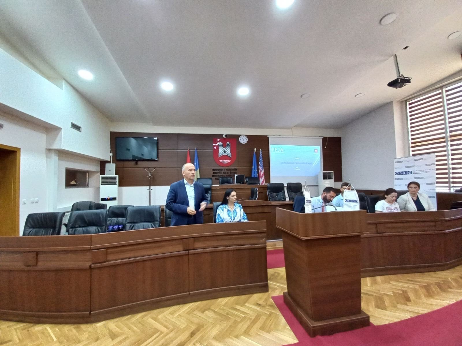 Sastanak gradonačelnika Peći i predstavnika verskih zajednica 1 Konsultativni sastanak gradonaceklnika Peci i predstavnika verskih zajednica2