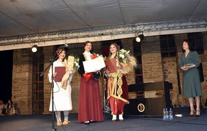 Kosovka devojka i njene pratilje sa gradonačelnicom Ljiljanom Šubarić (Foto: Kim)