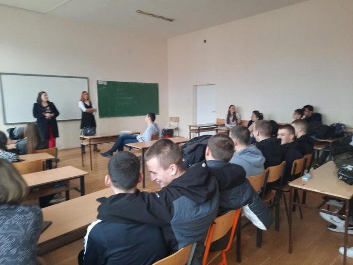 Razgovor psihologa i srednjoškolaca (Foto: UNFPA)