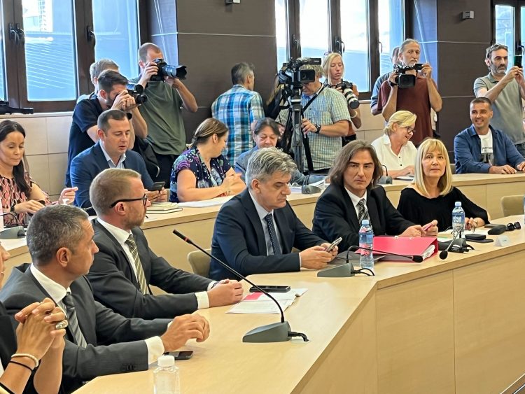 Pink se predstavio REM-u, Manojlović majicom podsetio na spot protiv Ivanovića 1 1657711676 Image from iOS 9 750x563 1