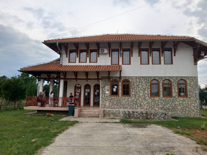 Blokirana zgrada Privremenog organa opštne Istok u Osojanu (Foto: Radio Goraždevac)