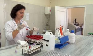 Labaratorija u Prizrenskoj bolnici radi punim kapacitetom za biohemijske analize 1 QKMF Foto 2