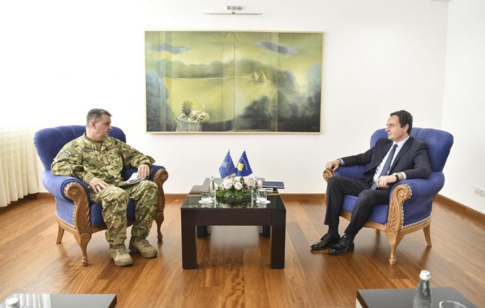 Komandant KFOR-a Ferenc Kajari i premijer Kosova Aljbin Kurti (Foto: Kabinet premijera Kosova)