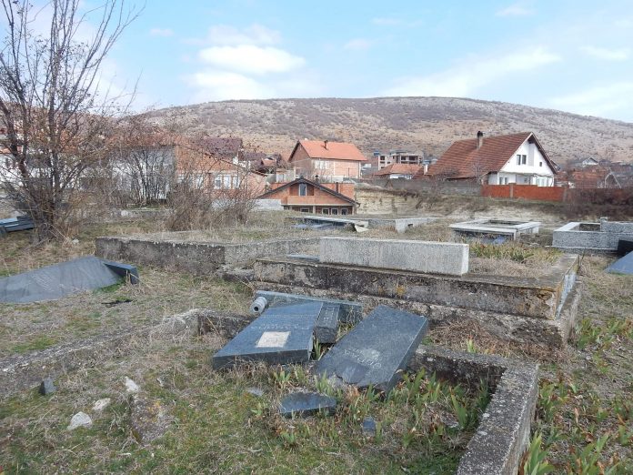 Oskrnavljeno groblje u Orahovcu (Foto: Radio Goraždevac)