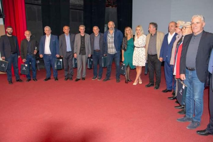 Ademovic sa pesnicima (Foto: Radio Astra)