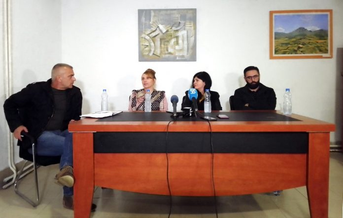 Budimir Ničić, Ivana Arsić Mišković, Ivana Vanovac i Ivan Nikolić na tribini o jeziku u Gračanici (Foto: Kim)